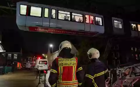 Die Feuerwehr holte die Fahrgäste über eine Drehleiter aus der Bahn. - Foto: Christoph Petersen/dpa