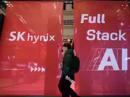 Der Speicherproduzent SK Hynix aus Südkorea profitiert massiv vom KI-Boom. (Archivbild) - Foto: Ahn Young-joon/AP/dpa