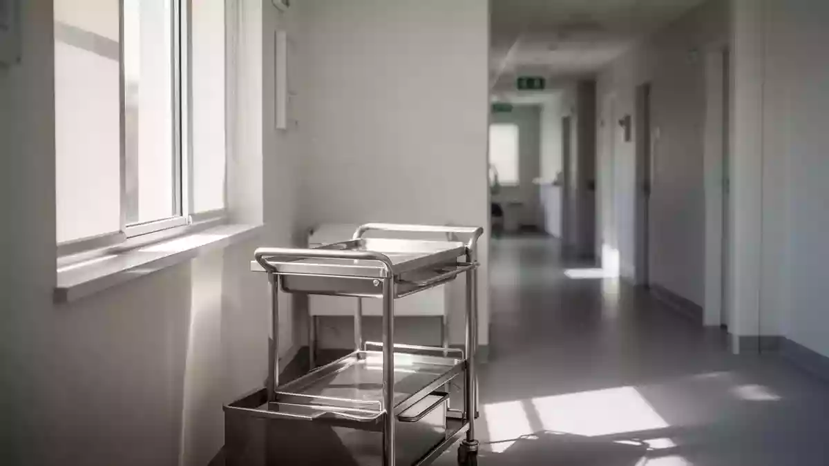 Ein minimalistischer, heller Behandlungsraum in einer medizinischen Praxis mit sanftem Lichteinfall. Illustration mit AI erstellt.