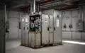 Ein technischer Betriebsraum mit einem großen, metallenen Schaltschrank für die elektrische Infrastruktur. - Foto: über boerse-global.de