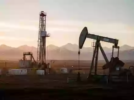 Ölförderanlage in der arktischen Tundra bei Sonnenuntergang - Foto: über boerse-global.de