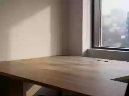 Ein leerer, minimalistischer Arbeitsplatz mit Holztisch in einem hellen Raum bei Tageslicht. - Foto: über boerse-global.de