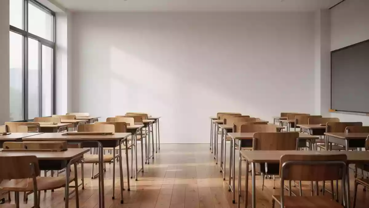 Ein leerer, sonnendurchfluteter Klassenraum mit schlichten Holztischen und Stühlen in einer ruhigen, minimalistischen Atmosphäre. Illustration mit AI erstellt.