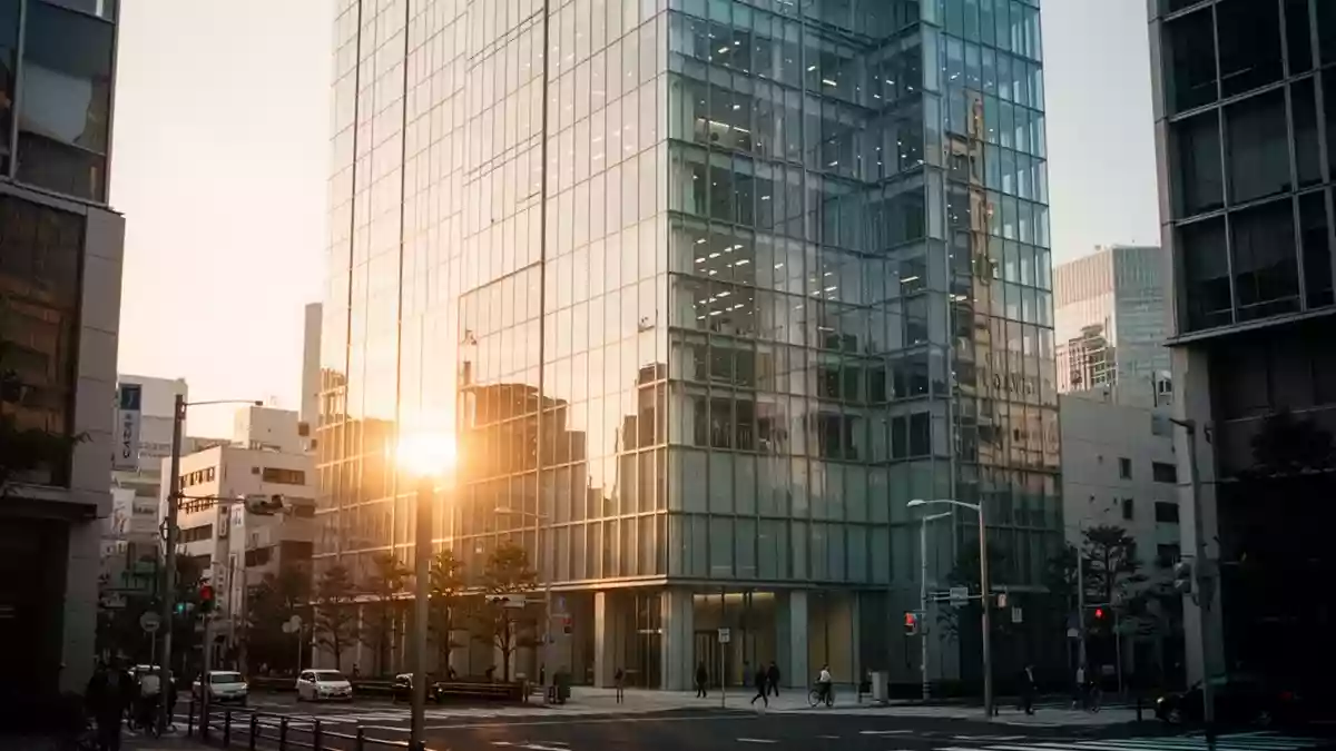 Modernes Bürogebäude in einer urbanen Umgebung bei Sonnenuntergang. Illustration mit AI erstellt.