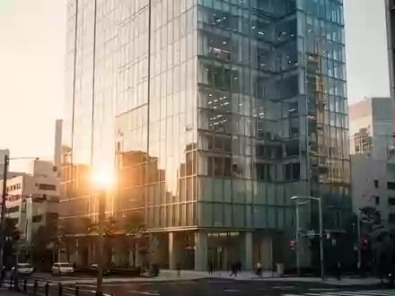 Modernes Bürogebäude in einer urbanen Umgebung bei Sonnenuntergang. - Foto: über boerse-global.de