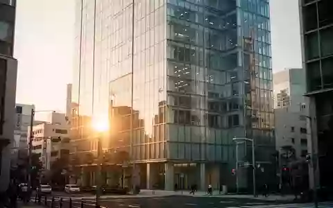 Modernes Bürogebäude in einer urbanen Umgebung bei Sonnenuntergang. - Foto: über boerse-global.de