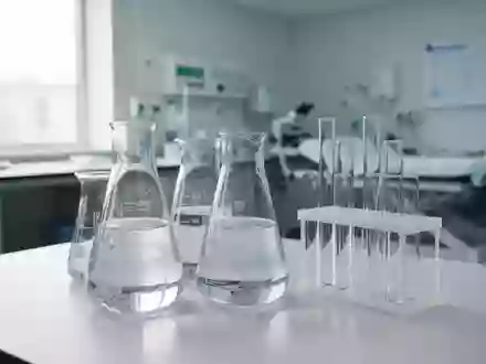 Laborumgebung mit Glasbechern und Reagenzgläsern in einem klinischen Umfeld zur medizinischen Diagnostik. - Foto: über boerse-global.de