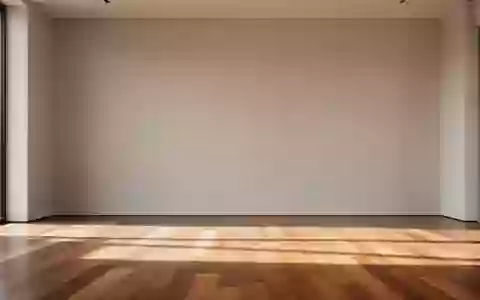 Ein minimalistischer, heller Fitnessraum mit einer schlichten Wand und einem Holzboden in natürlichem Tageslicht. - Foto: über boerse-global.de