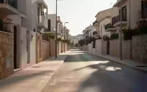 Leere Wohnstraße in einer sonnigen Stadt mit Betonbürgersteigen und Steinfassaden bei Tageslicht. - Foto: über boerse-global.de