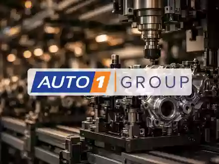 Moderne, hochtechnisierte Automobilfertigung in einer Industriehalle mit atmosphärischer Beleuchtung. - Foto: über boerse-global.de