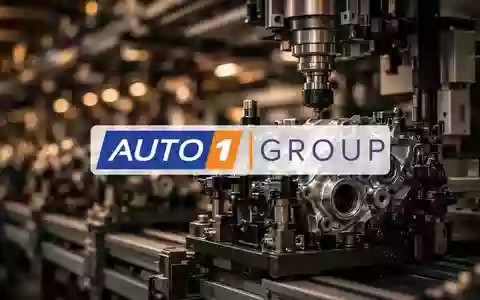Moderne, hochtechnisierte Automobilfertigung in einer Industriehalle mit atmosphärischer Beleuchtung. - Foto: über boerse-global.de