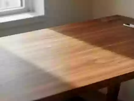 Ein minimalistischer, leerer Schreibtisch aus Holz in hellem, natürlichem Licht. - Foto: über boerse-global.de