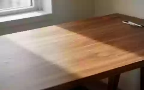 Ein minimalistischer, leerer Schreibtisch aus Holz in hellem, natĂĽrlichem Licht. - Foto: ĂĽber boerse-global.de