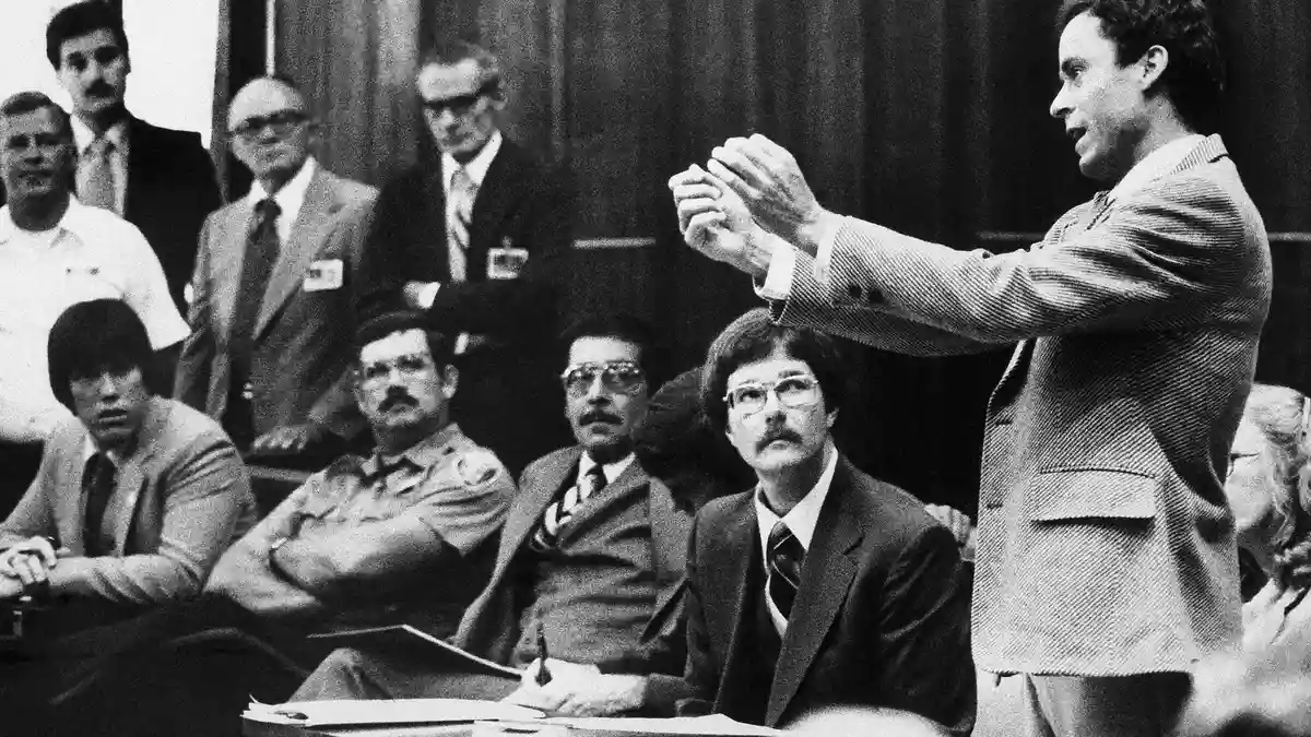 Für seine Taten wurde Bundy zum Tode verurteilt und 1989 hingerichtet. (Archivbild) - Bild: Uncredited/POOL/AP/dpa