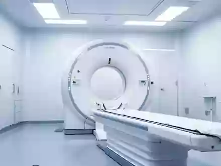 Ein steriler, modern eingerichteter Raum für eine Computertomographie in einer medizinischen Einrichtung. - Foto: über boerse-global.de