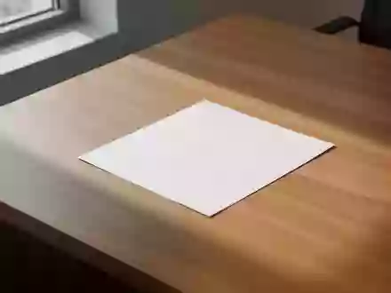 Ein leeres Blatt Papier auf einem sauberen Schreibtisch in einem hellen, ruhigen Büro. - Foto: über boerse-global.de