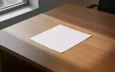 Ein leeres Blatt Papier auf einem sauberen Schreibtisch in einem hellen, ruhigen Büro. - Foto: über boerse-global.de