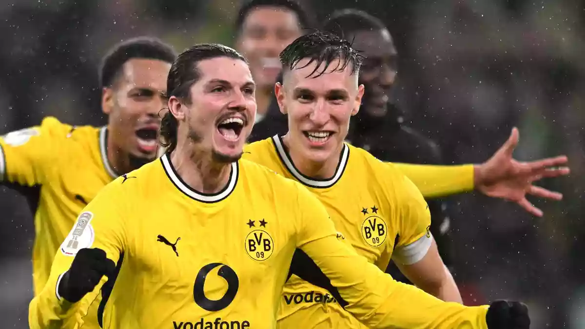 Marcel Sabitzer (l) schoss Borussia Dortmund per direkt verwandeltem Freistoß zum Sieg, Nico Schlotterbeck gab ihm zuvor einen anderen Ratschlag. - Bild: Fabian Strauch/dpa