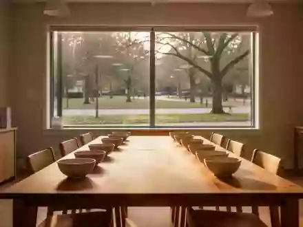 Ein heller, freundlicher Gemeinschaftsraum mit einem langen Holztisch und Stühlen in einer ruhigen Umgebung. - Foto: über boerse-global.de