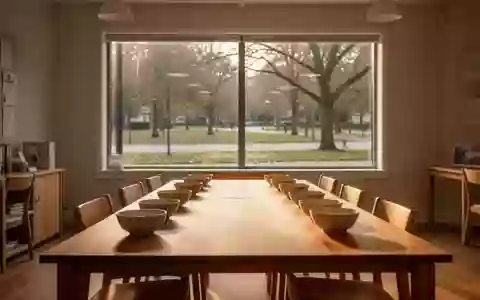 Ein heller, freundlicher Gemeinschaftsraum mit einem langen Holztisch und Stühlen in einer ruhigen Umgebung. - Foto: über boerse-global.de