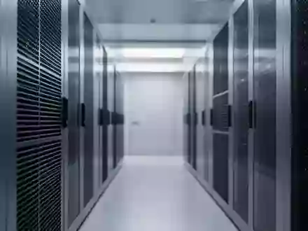 Ein minimalistischer, hochmoderner Serverraum mit fokusierter Beleuchtung auf metallischen Oberflächen und Lüftungsschlitzen. - Foto: über boerse-global.de