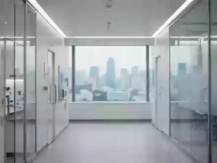 Modernes, minimalistisches Interieur eines medizinischen Forschungszentrums mit Blick auf die Skyline von Seoul. - Foto: über boerse-global.de