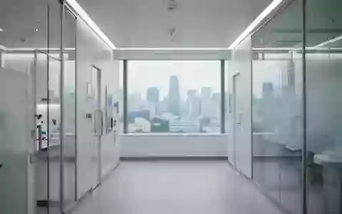 Modernes, minimalistisches Interieur eines medizinischen Forschungszentrums mit Blick auf die Skyline von Seoul. - Foto: über boerse-global.de