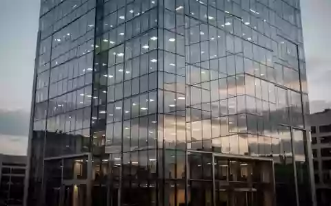 Moderne Glasfassade eines Bürogebäudes in der Dämmerung als Symbol für den Finanzmarkt. - Foto: über boerse-global.de