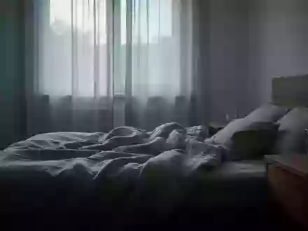 Ein ruhig gestaltetes Schlafzimmer mit weichem Tageslicht, das durch Vorhänge fällt und eine Atmosphäre der Ruhe ausstrahlt. - Foto: über boerse-global.de