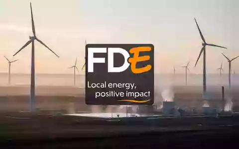 Moderne Windkraft- und Energieanlagen in einer atmosphärischen Landschaft bei Sonnenaufgang. - Foto: über boerse-global.de