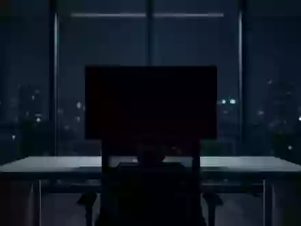 Ein dunkler, moderner Büroarbeitsplatz mit einem ausgeschalteten Computerbildschirm in einer minimalistischen Umgebung. - Foto: über boerse-global.de