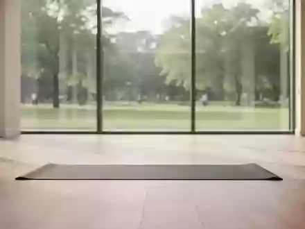 Ein heller, minimalistischer Übungsraum mit Holzboden und einer einzelnen Yogamatte in einer ruhigen Umgebung. - Foto: über boerse-global.de
