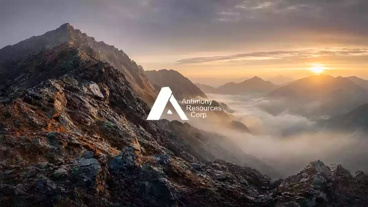 Abstrakte Darstellung einer Berglandschaft bei Sonnenaufgang als Symbol für Rohstoffexploration und Bergbau. Illustration mit AI erstellt.