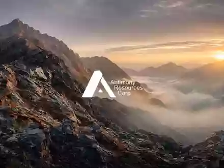 Abstrakte Darstellung einer Berglandschaft bei Sonnenaufgang als Symbol für Rohstoffexploration und Bergbau. - Foto: über boerse-global.de