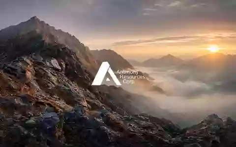 Abstrakte Darstellung einer Berglandschaft bei Sonnenaufgang als Symbol für Rohstoffexploration und Bergbau. - Foto: über boerse-global.de