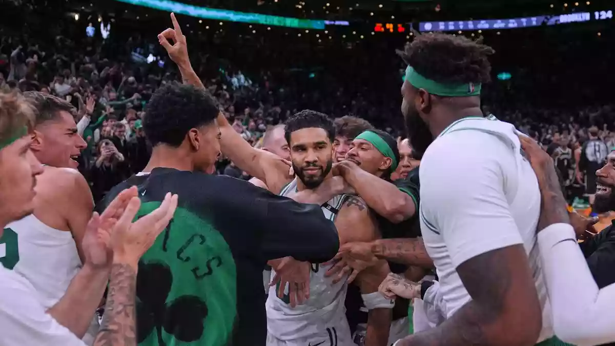 Jayson Tatum warf Boston gegen Brooklyn in letzter Sekunde zum Sieg. - Bild: Charles Krupa/AP/dpa