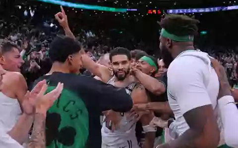 Jayson Tatum warf Boston gegen Brooklyn in letzter Sekunde zum Sieg. - Foto: Charles Krupa/AP/dpa