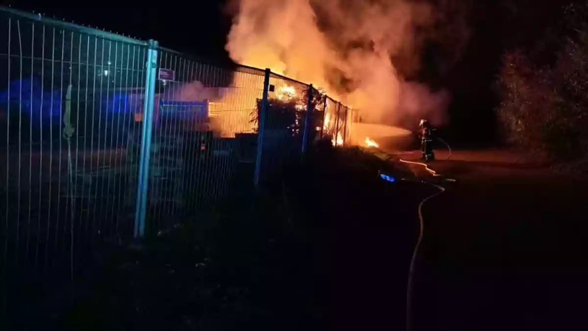 FW Überlingen: Brand im Freien / Feuerschein bereits auf Anfahrt sichtbar / Feuer schnell gelöscht / Übergreifen der Flammen verhindert - Bild: presseportal.de