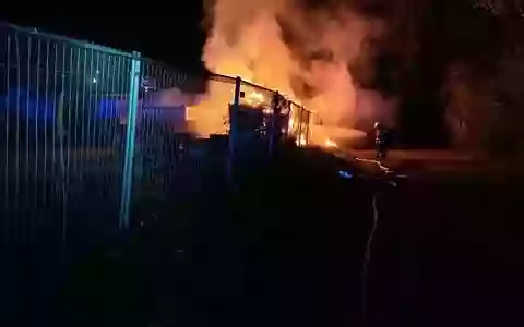 FW Überlingen: Brand im Freien / Feuerschein bereits auf Anfahrt sichtbar / Feuer schnell gelöscht / Übergreifen der Flammen verhindert - Foto: presseportal.de