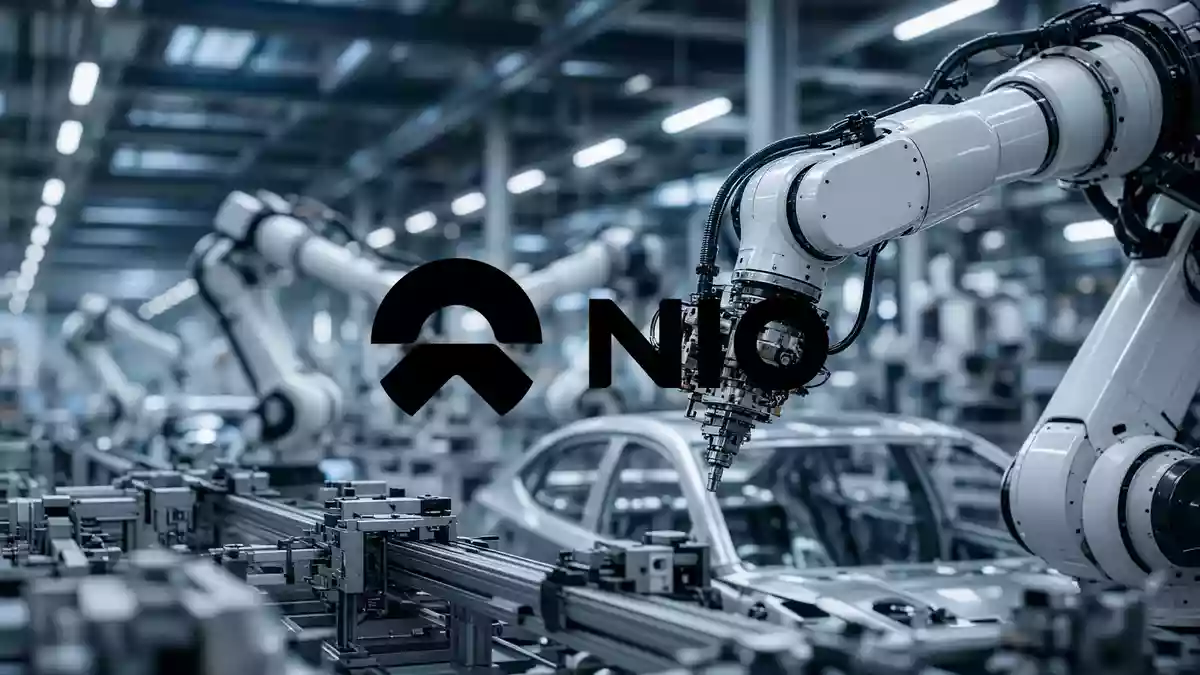 Moderne, automatisierte Produktionshalle einer Smart Factory mit robotergestützten Fertigungsprozessen. Illustration mit AI erstellt.