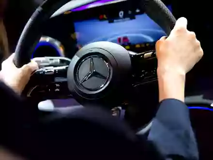 Mercedes-Benz macht mehr Gewinn nach magerem Vorjahresquartal. (Archivbild) - Foto: Sven Hoppe/dpa
