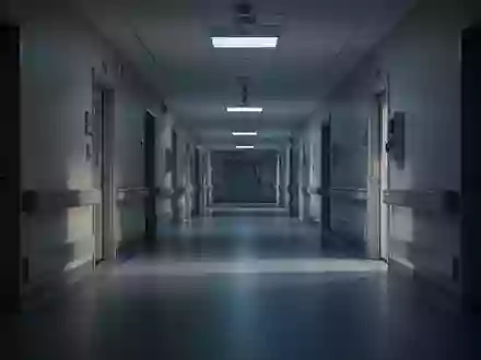 Ein leerer, steriler Krankenhausflur bei Dämmerung mit langen Schatten auf dem Boden. - Foto: über boerse-global.de