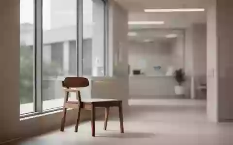 Ein ruhiger, minimalistischer Raum in einer medizinischen Einrichtung mit sanftem Tageslicht und einem einzelnen Holzstuhl. - Foto: über boerse-global.de