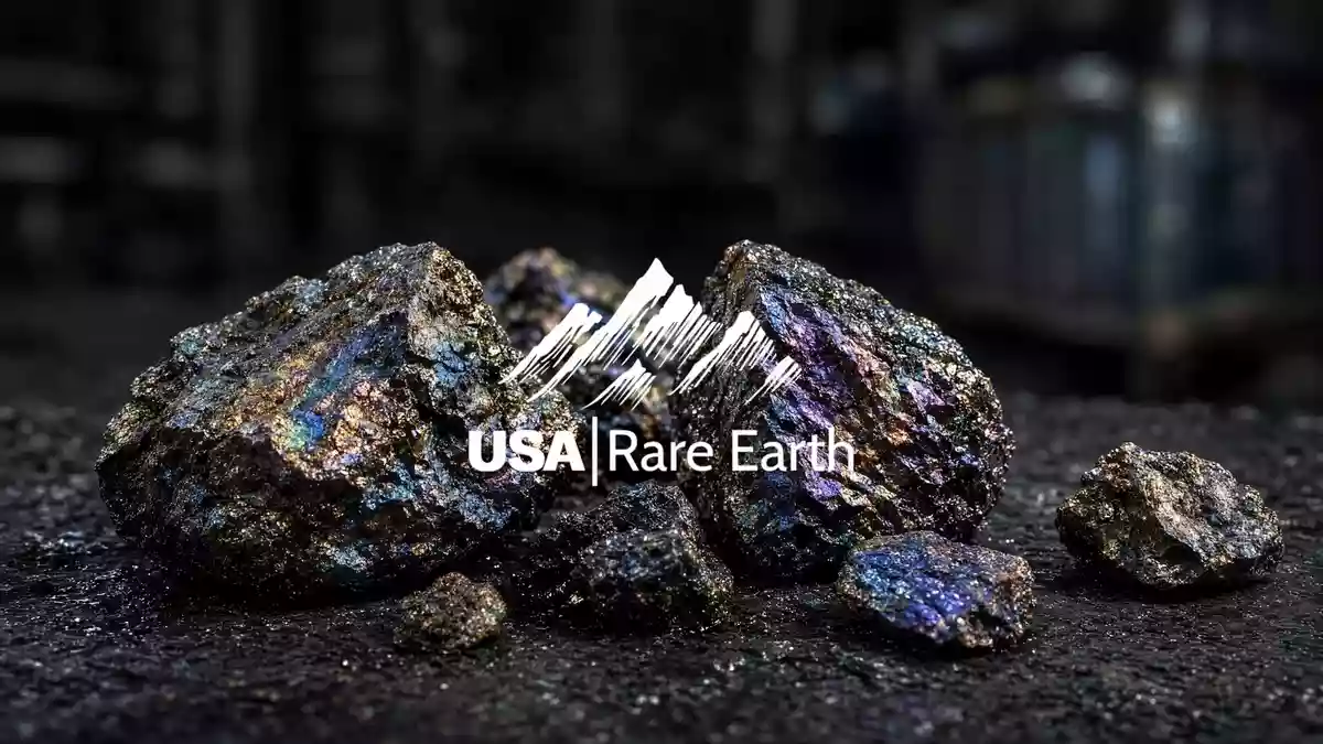 Nahaufnahme von glänzenden Seltenerdmineralien auf dunklem industriellem Hintergrund, die den Rohstoffsektor symbolisieren. Illustration mit AI erstellt.