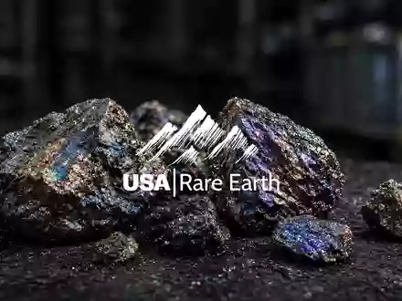 Nahaufnahme von glänzenden Seltenerdmineralien auf dunklem industriellem Hintergrund, die den Rohstoffsektor symbolisieren. - Foto: über boerse-global.de