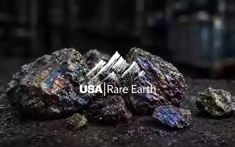 Nahaufnahme von glänzenden Seltenerdmineralien auf dunklem industriellem Hintergrund, die den Rohstoffsektor symbolisieren. - Foto: über boerse-global.de