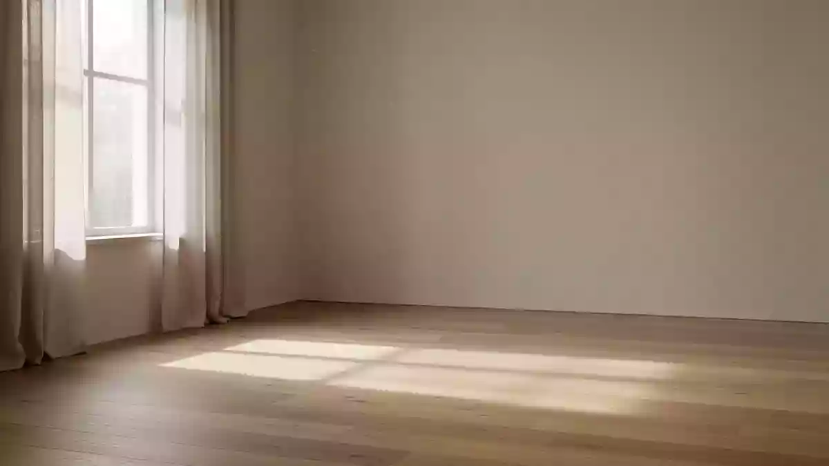 Ein ruhiger, minimalistischer Raum mit sanftem Tageslicht, der eine friedliche Atmosphäre für Achtsamkeit vermittelt. Illustration mit AI erstellt.
