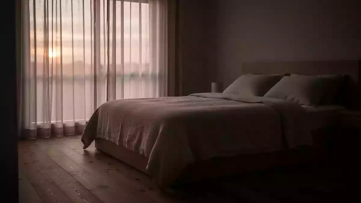 Ein minimalistisch eingerichtetes, ruhiges Schlafzimmer bei Tagesanbruch, das eine Atmosphäre der Erholung vermittelt. Illustration mit AI erstellt.