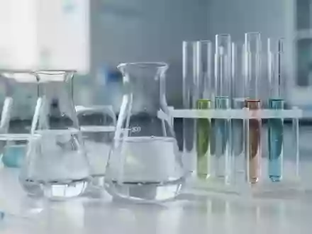 Laborausstattung mit Glasbehältern und Reagenzgläsern für chemische Analysen in einer sterilen Umgebung. - Foto: über boerse-global.de
