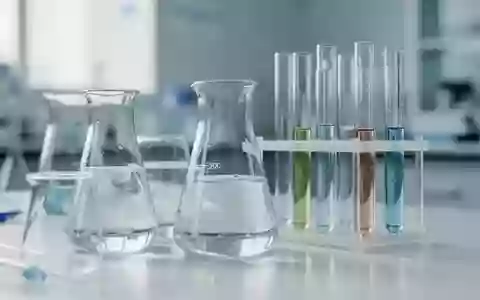 Laborausstattung mit Glasbehältern und Reagenzgläsern für chemische Analysen in einer sterilen Umgebung. - Foto: über boerse-global.de